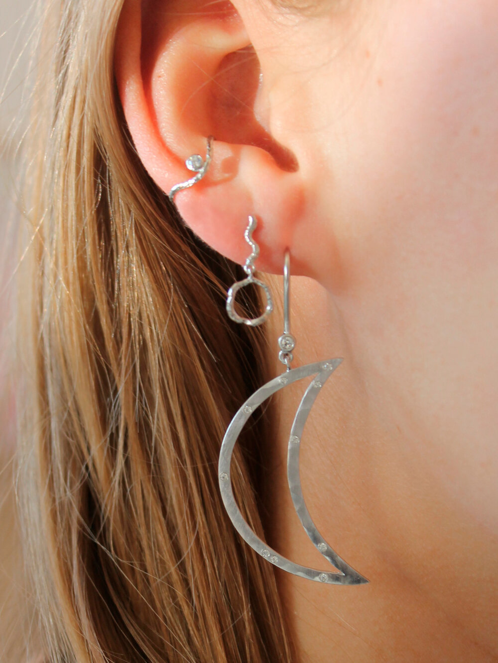 Stine A - Petit Wavy Dangling Circle Ørering