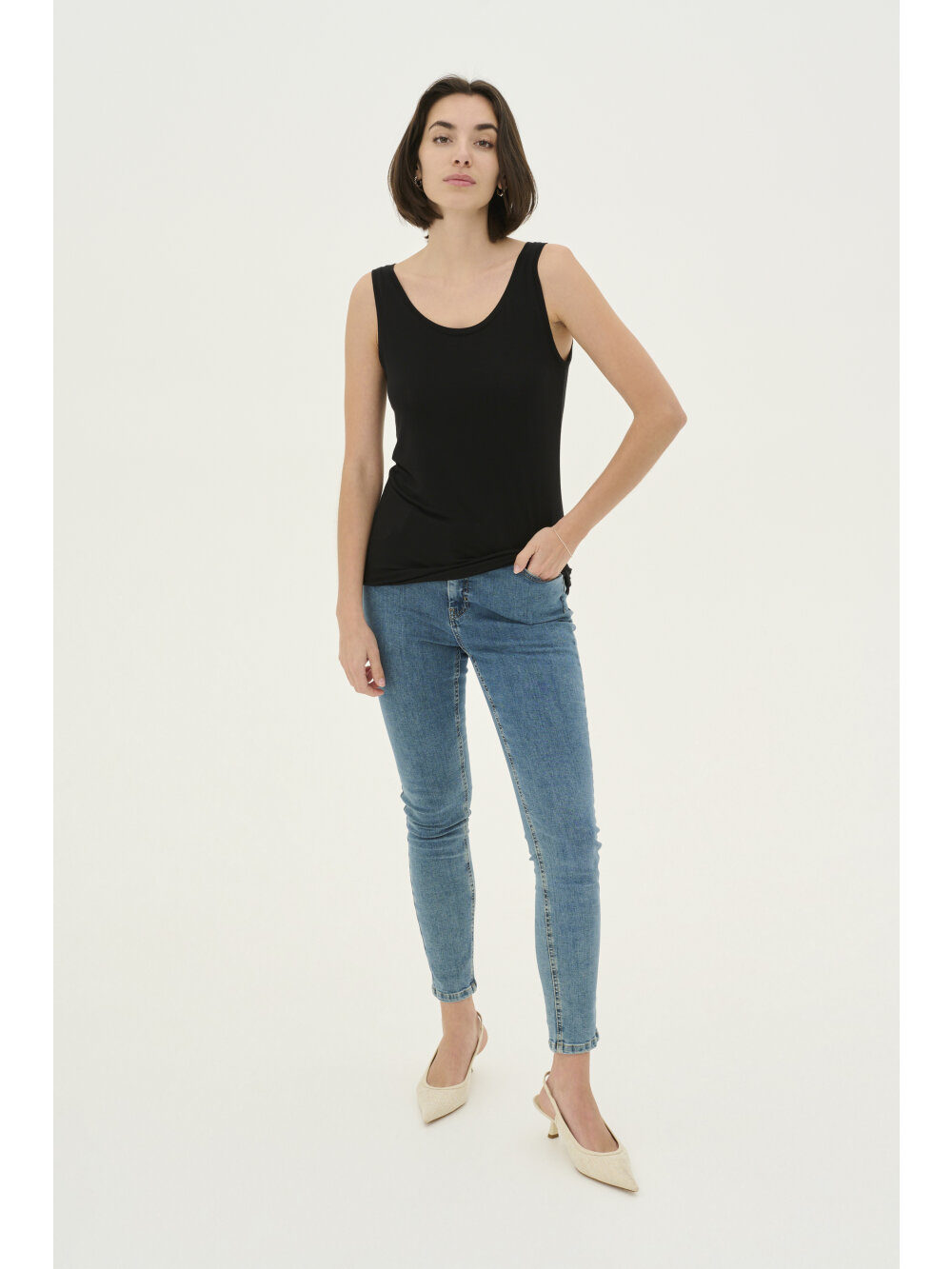 Culture - CUpoppy VO-neck Tank Top.